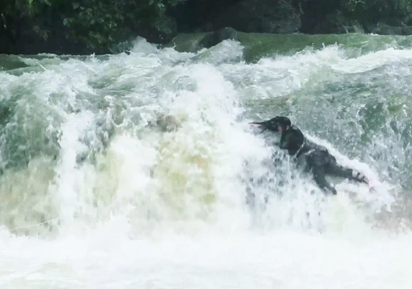 Ngeri! Luna Maya Hadapi Arus Deras di Syuting SUZZANNA: SANTET Dosa di Atas Dosa