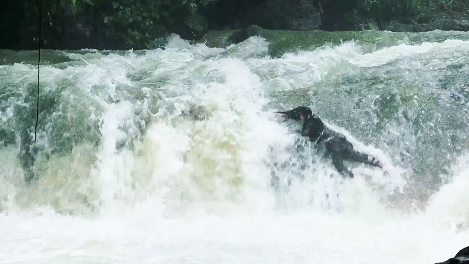 Ngeri! Luna Maya Hadapi Arus Deras di Syuting SUZZANNA: SANTET Dosa di Atas Dosa