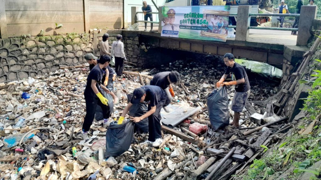 Aksi Relawan Bersihkan Puluhan Ton Sampah dari Kali Sabi dalam Gerakan Banten ASRI