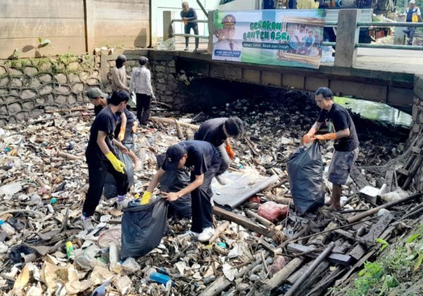 Aksi Relawan Bersihkan Puluhan Ton Sampah dari Kali Sabi dalam Gerakan Banten ASRI