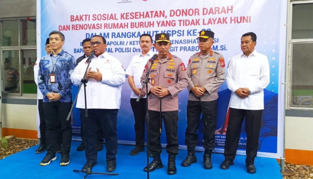 Kapolri Dampingi Bupati Tangerang Gelar Bakti Sosial untuk Buruh di Pasar Kemis