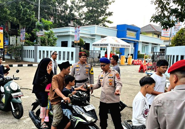 Polresta Tangerang Bagikan Takjil untuk Pengendara di Perjalanan