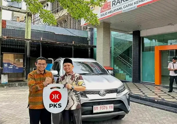 Anggota DPR Hendry Munief Serahkan Mobil Operasional untuk DPW PKS Riau