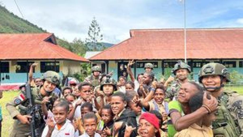 Satgas Cartenz 2026 Tanamkan Nilai Disiplin Melalui Pembinaan Siswa SD di Puncak Jaya