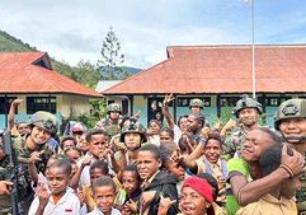 Satgas Cartenz 2026 Tanamkan Nilai Disiplin Melalui Pembinaan Siswa SD di Puncak Jaya