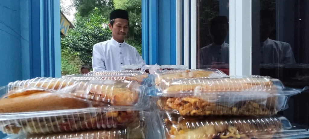 Masjid An Naba PWI Kota Bogor Bagikan Ratusan Takjil Gratis, Warga Apresiasi