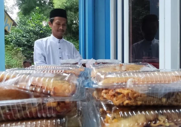 Masjid An Naba PWI Kota Bogor Bagikan Ratusan Takjil Gratis, Warga Apresiasi