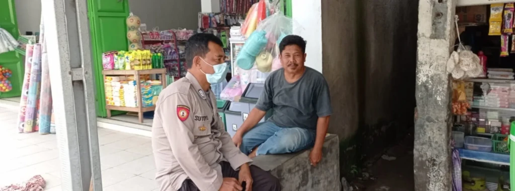 Bhabinkamtibmas Polsek Kasemen Patroli Siang, Jalin Kemitraan dengan Warga