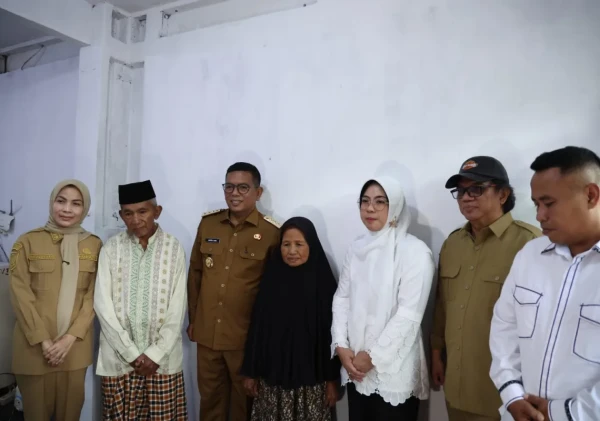 Gubernur Andra Soni Serahkan Kunci Rumah Baru untuk Warga Cinangka Serang