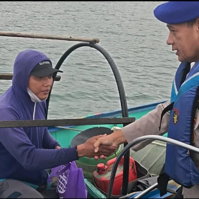 Sat Polairud Polres Kotabaru Beri Bantuan Sembako ke Nelayan Selat Laut