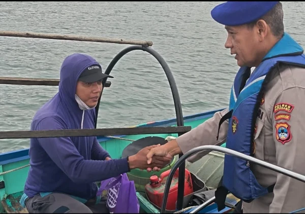 Sat Polairud Polres Kotabaru Beri Bantuan Sembako ke Nelayan Selat Laut