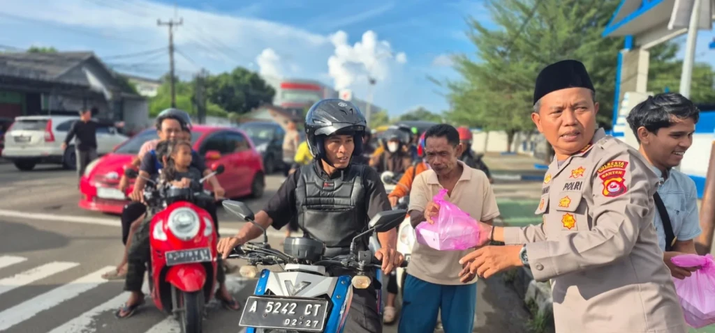 Polsek Cipocok Jaya Polresta Serkot Bagikan Takjil, Pererat Hubungan dengan Masyarakat