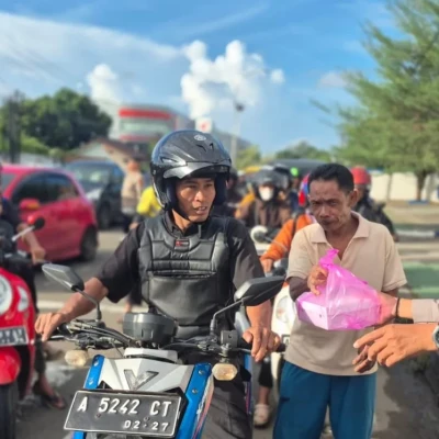 Polsek Cipocok Jaya Polresta Serkot Bagikan Takjil, Pererat Hubungan dengan Masyarakat