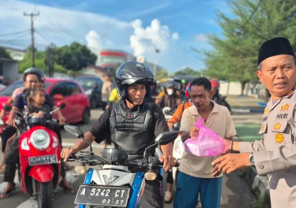 Polsek Cipocok Jaya Polresta Serkot Bagikan Takjil, Pererat Hubungan dengan Masyarakat