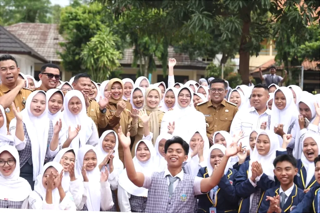 Program Sekolah Gratis Gubernur Banten Andra Soni Tuai Apresiasi Orang Tua dan Siswa