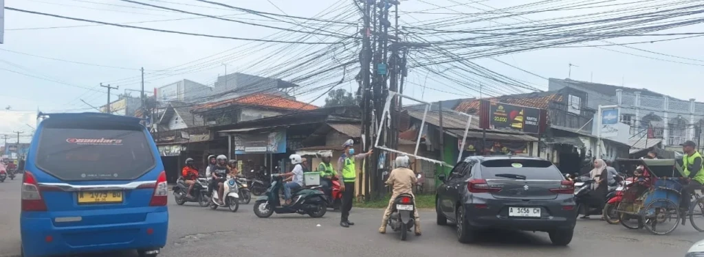Polsek Serang Rutin Gelar Pengaturan Lalu Lintas Pagi Hari di Titik Rawan Kepadatan