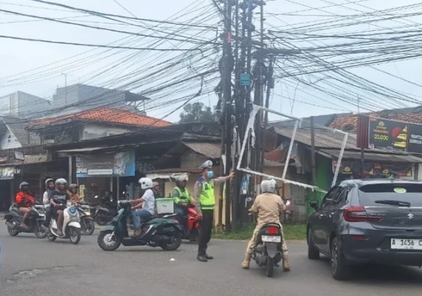 Polsek Serang Rutin Gelar Pengaturan Lalu Lintas Pagi Hari di Titik Rawan Kepadatan