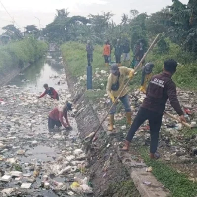 Pemkab Serang Bersihkan Sampah di Kali Tirtayasa, Warga Apresiasi Gerak Cepat DLH