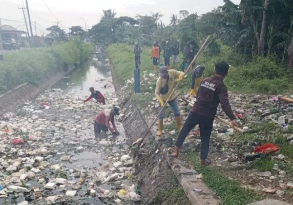 Pemkab Serang Bersihkan Sampah di Kali Tirtayasa, Warga Apresiasi Gerak Cepat DLH