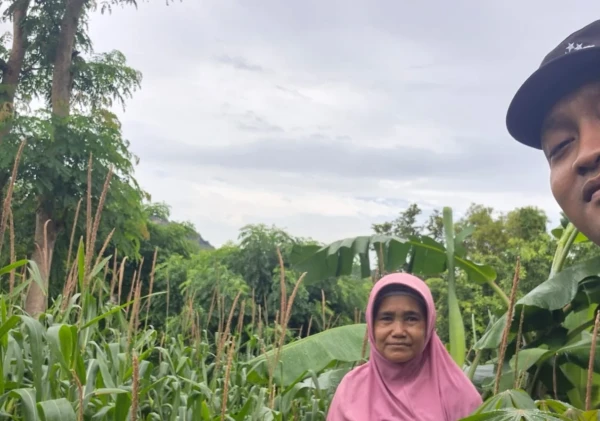Kapolsek Puloampel Dampingi Kelompok Tani Tanam Jagung untuk Ketahanan Pangan