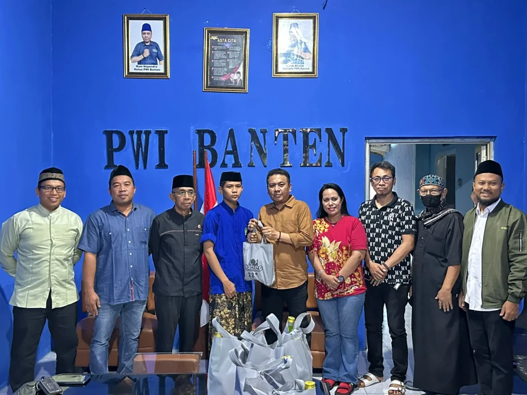 PWI Banten dan Yayasan Mengetuk Pintu Langit Beri Santunan Anak Yatim di Serang
