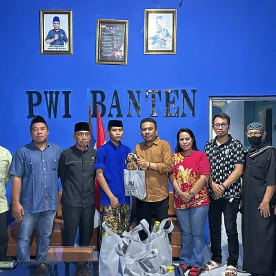 PWI Banten dan Yayasan Mengetuk Pintu Langit Beri Santunan Anak Yatim di Serang
