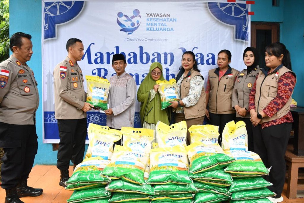 Kapolda NTT Serahkan 2 Ton Beras untuk 365 Keluarga di TTS