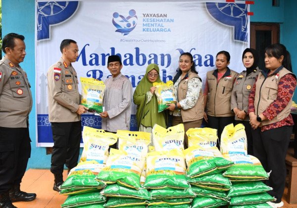 Kapolda NTT Serahkan 2 Ton Beras untuk 365 Keluarga di TTS