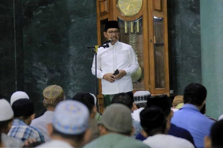 Wali Kota Tangerang Salat Tarawih Bersama Warga