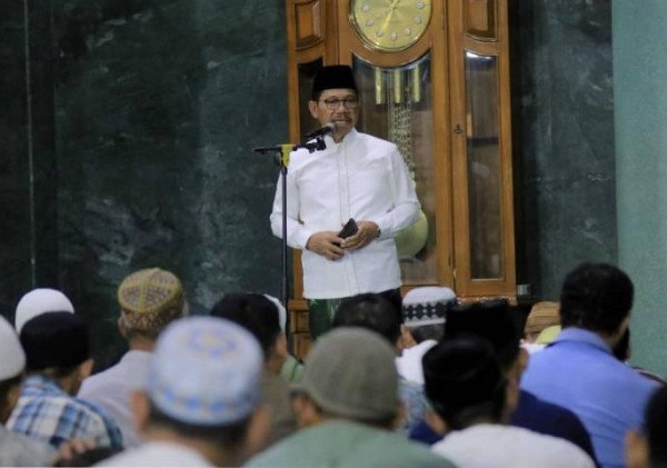 Wali Kota Tangerang Salat Tarawih Bersama Warga
