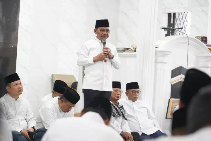 Wali Kota Tangerang Sachrudin Serahkan Bantuan Masjid Saat Safari Ramadan Bersama Gubernur Banten