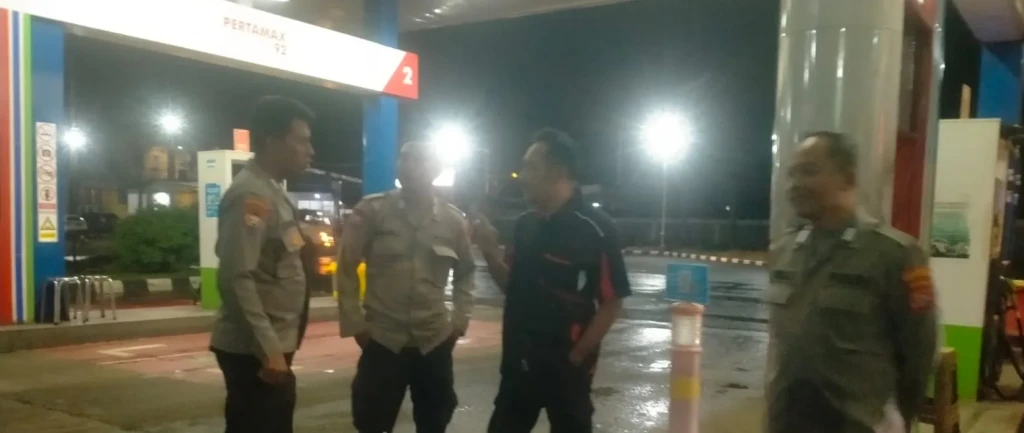Polsek Baros Beri Himbauan Kamtibmas di SPBU Kp. Sawah
