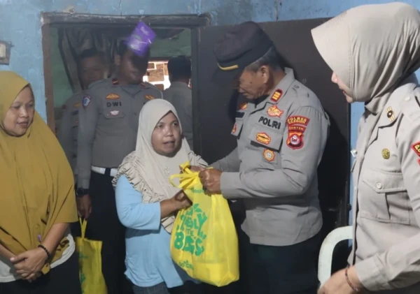 Polres Cilegon Salurkan Bansos dan Cek RTLH Warga Lansia di Gerogol