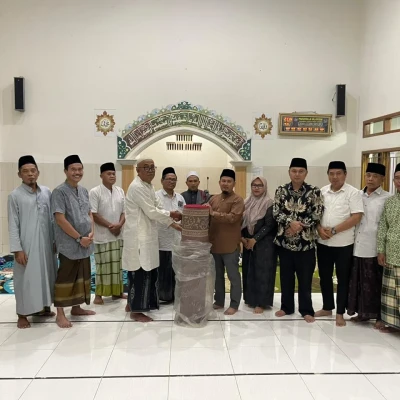 Sekmat Serang Hadiri Tarawih Berkunjung di Masjid Al Huda Kelurahan Serang
