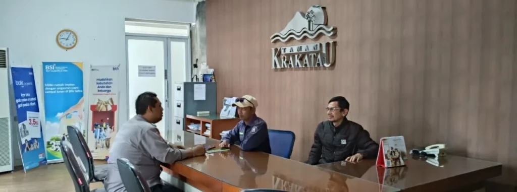 Anggota Polsek Kramatwatu Patroli ke Perumahan, Sampaikan Pesan Kamtibmas