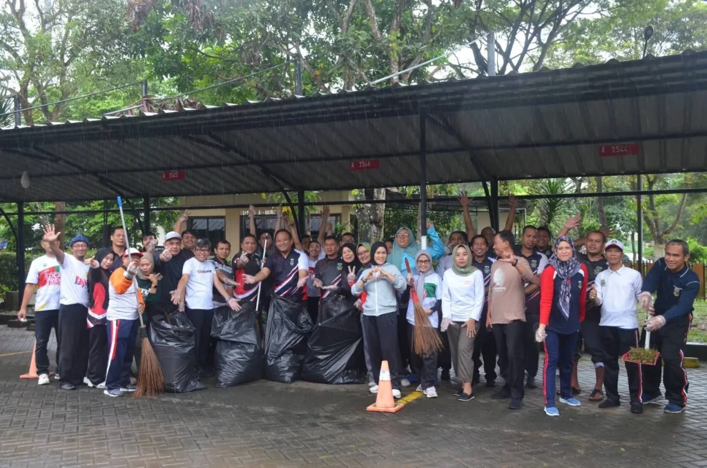 Disperindag Banten Gelar Jumat Bersih, Semangat Pegawai Tak Surut Meski Gerimis