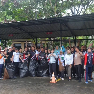Disperindag Banten Gelar Jumat Bersih, Semangat Pegawai Tak Surut Meski Gerimis