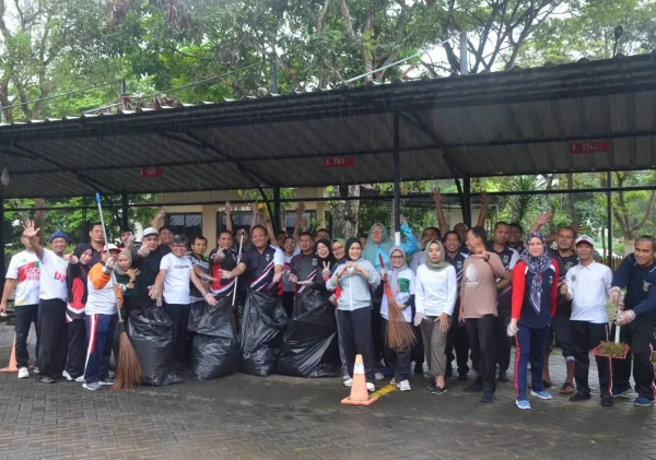 Disperindag Banten Gelar Jumat Bersih, Semangat Pegawai Tak Surut Meski Gerimis