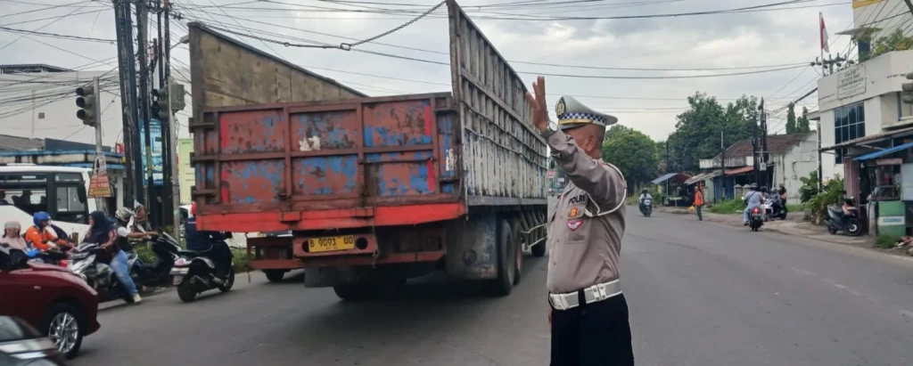 Kanit Lantas Polsek Kramatwatu Atur Lalu Lintas di Perempatan Serdang