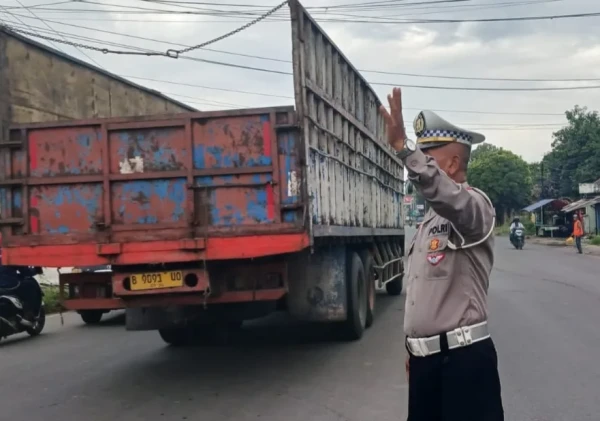 Kanit Lantas Polsek Kramatwatu Atur Lalu Lintas di Perempatan Serdang