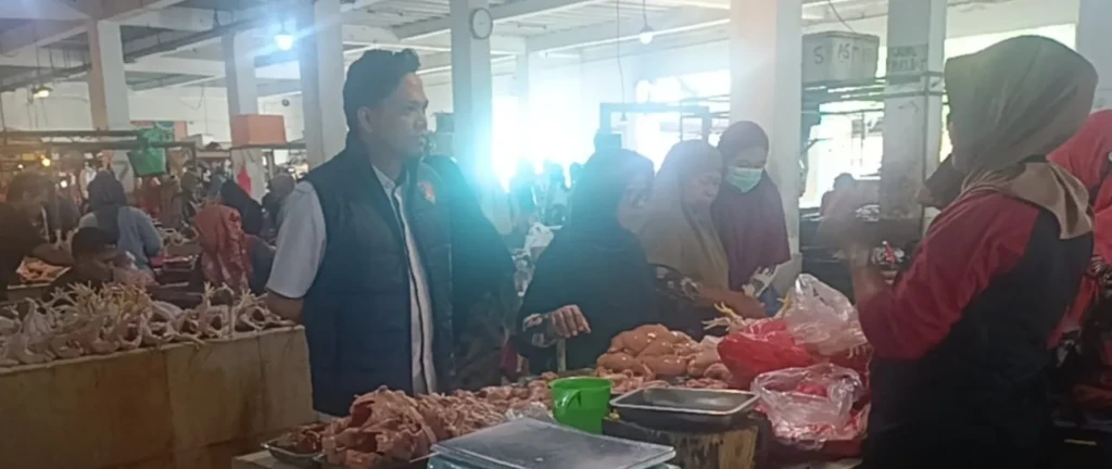 Polres dan Disperindag Cilegon Pantau Harga Bapokting di Pasar Blok F