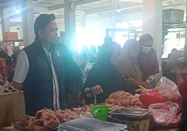 Polres dan Disperindag Cilegon Pantau Harga Bapokting di Pasar Blok F