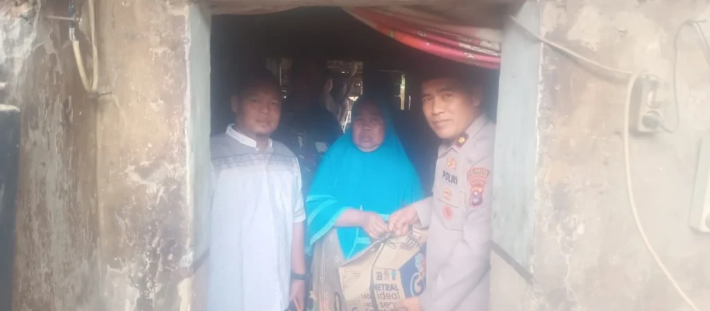 Kapolsek Kramatwatu Polresta Serkot Bersilaturahmi dan Beri Santunan Warga Terdampak Musibah