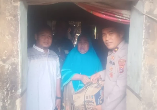 Kapolsek Kramatwatu Polresta Serkot Bersilaturahmi dan Beri Santunan Warga Terdampak Musibah
