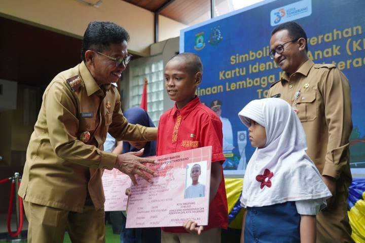 Wali Kota Tangerang Serahkan KIA untuk Anak Binaan LKS