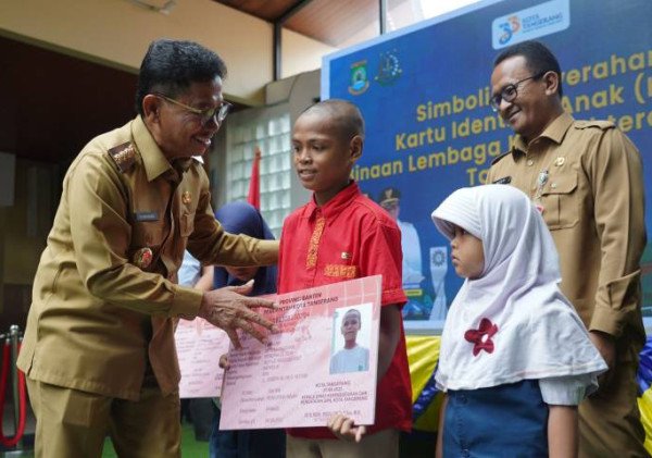 Wali Kota Tangerang Serahkan KIA untuk Anak Binaan LKS