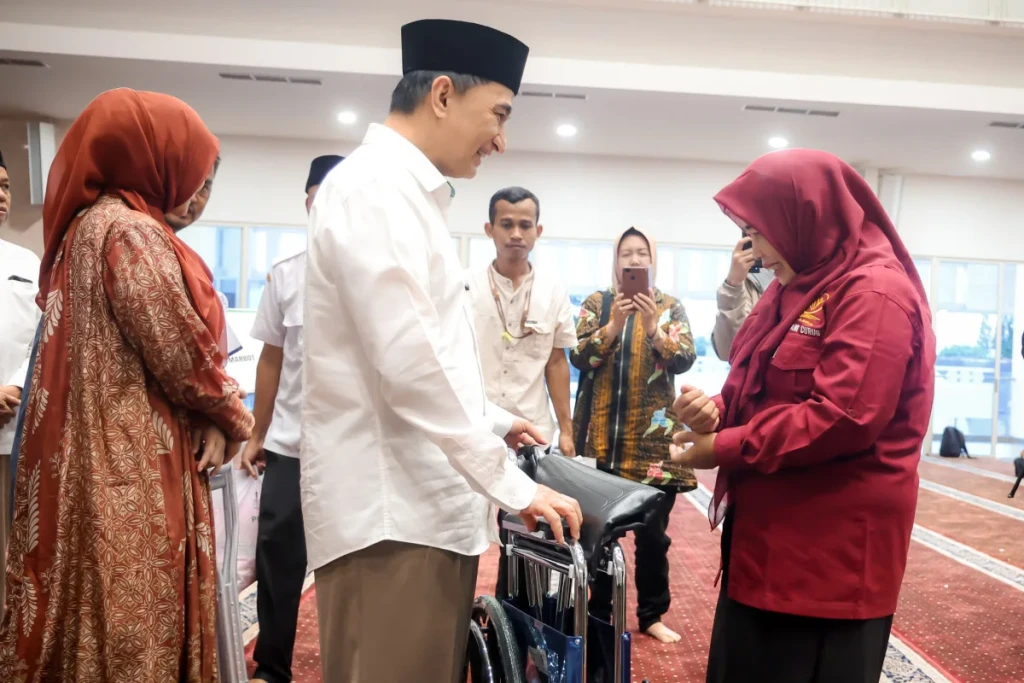 Wagub Banten Achmad Dimyati Salurkan Kursi Roda dan Bantuan di Masjid Baitul Mukhtar BSD