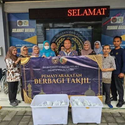 Bapas Jakarta Timur-Utara Bagikan Takjil Gratis di Cipinang