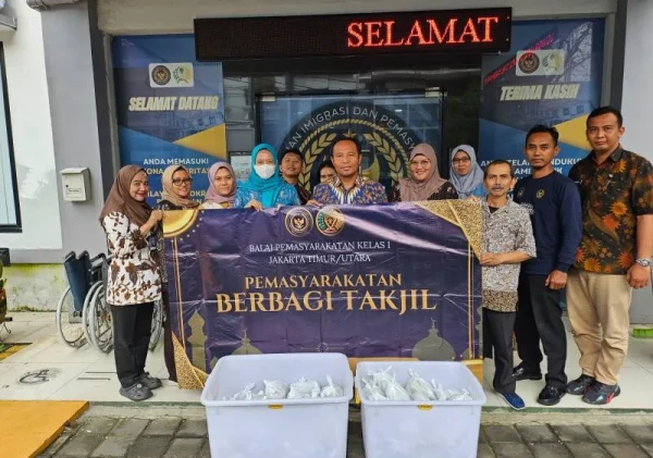Bapas Jakarta Timur-Utara Bagikan Takjil Gratis di Cipinang