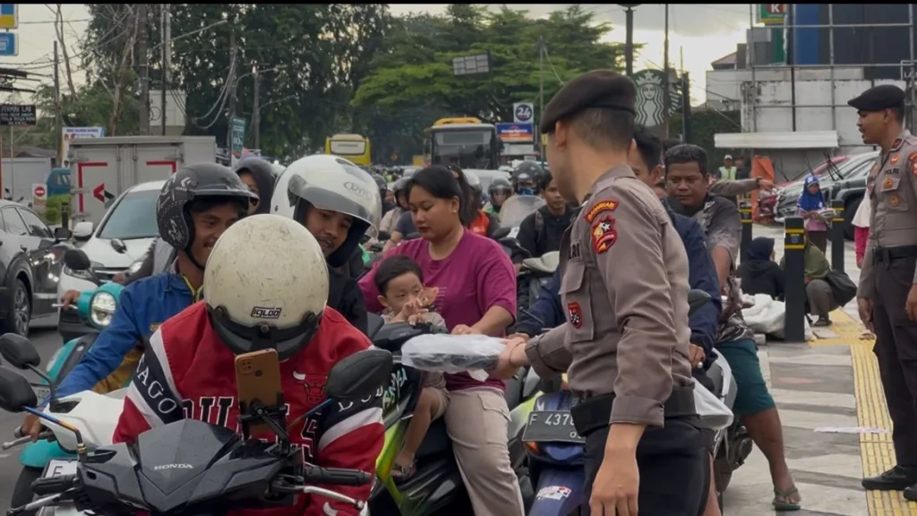Ditpolsatwa Korsabhara Baharkam Polri Bagikan Takjil, Libatkan Satwa Turangga di Depan Mako